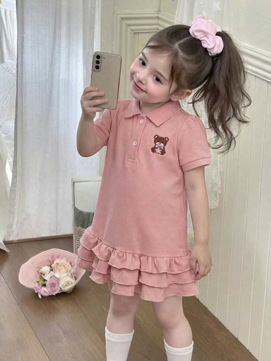 可愛女嬰灰粉色針織短袖 Polo 洋裝 夏季卡通熊印花層次 A 字裙襬 幼童復古風休閒款 - 杏色 - 查看 1