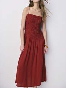 Nöista Đầm midi màu đỏ với phần thân trên ôm sát xếp ly, dây đeo mảnh tinh tế và chân váy xòe bồng bềnh tạo nên dáng vẻ mềm mại, nữ tính. Nhẹ nhàng và thoáng khí, hoàn hảo cho mùa hè và mùa xuân. Lý tưởng cho trang phục lễ Phục sinh, trang phục dự tiệc, trang phục dự đám cưới, trang phục đi nghỉ mát và trang phục thanh lịch từ ban ngày đến ban đêm. - Rỉ Nâu - Xem 8