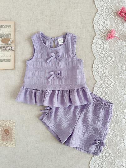 SHEIN 两件套女婴甜美纹理休闲套装，无袖上衣+短裤，荷叶边下摆和蝴蝶结装饰，适合夏季度假和日常休闲穿着。