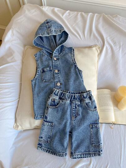 Genkimix Kids YOUNG BOYS Jeansset, mellanblå vintagefärg, linne med huva i kombination med lösa cargojeanshorts, avslappnad gatustil