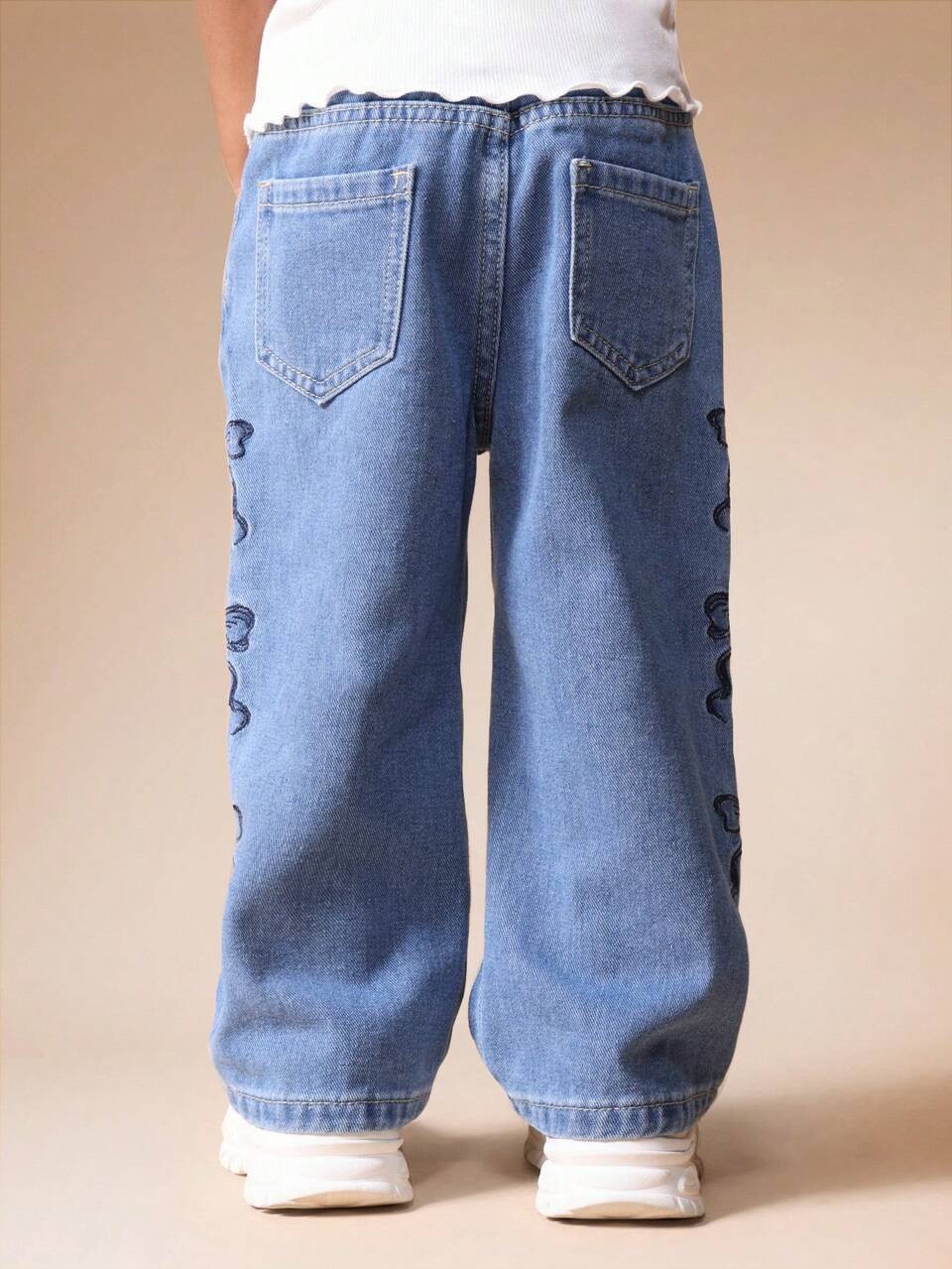 Jean large brodé de papillons avec détails de nœud