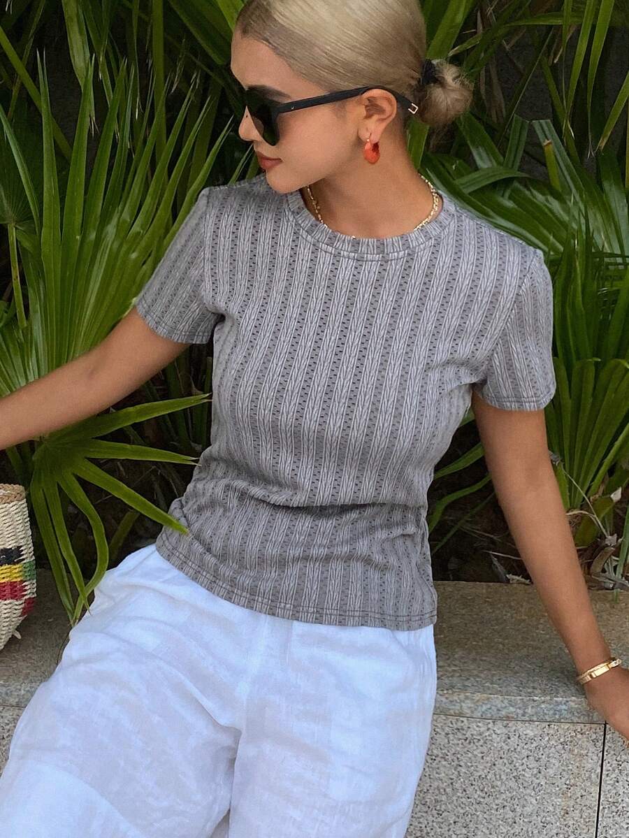 DAZY 女士圆领收腰短袖休闲T恤，纹理面料 - 灰色 - 查看 1