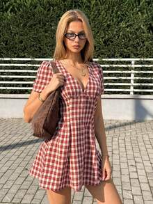 MainGRL Đầm mini kẻ caro đỏ kiểu retro mới 2026SS dành cho nữ, màu đỏ tía, gợi cảm, cổ chữ V sâu, tay phồng, cài cúc phía trước, dáng chữ A. - Màu Đỏ Sâu - Xem 4