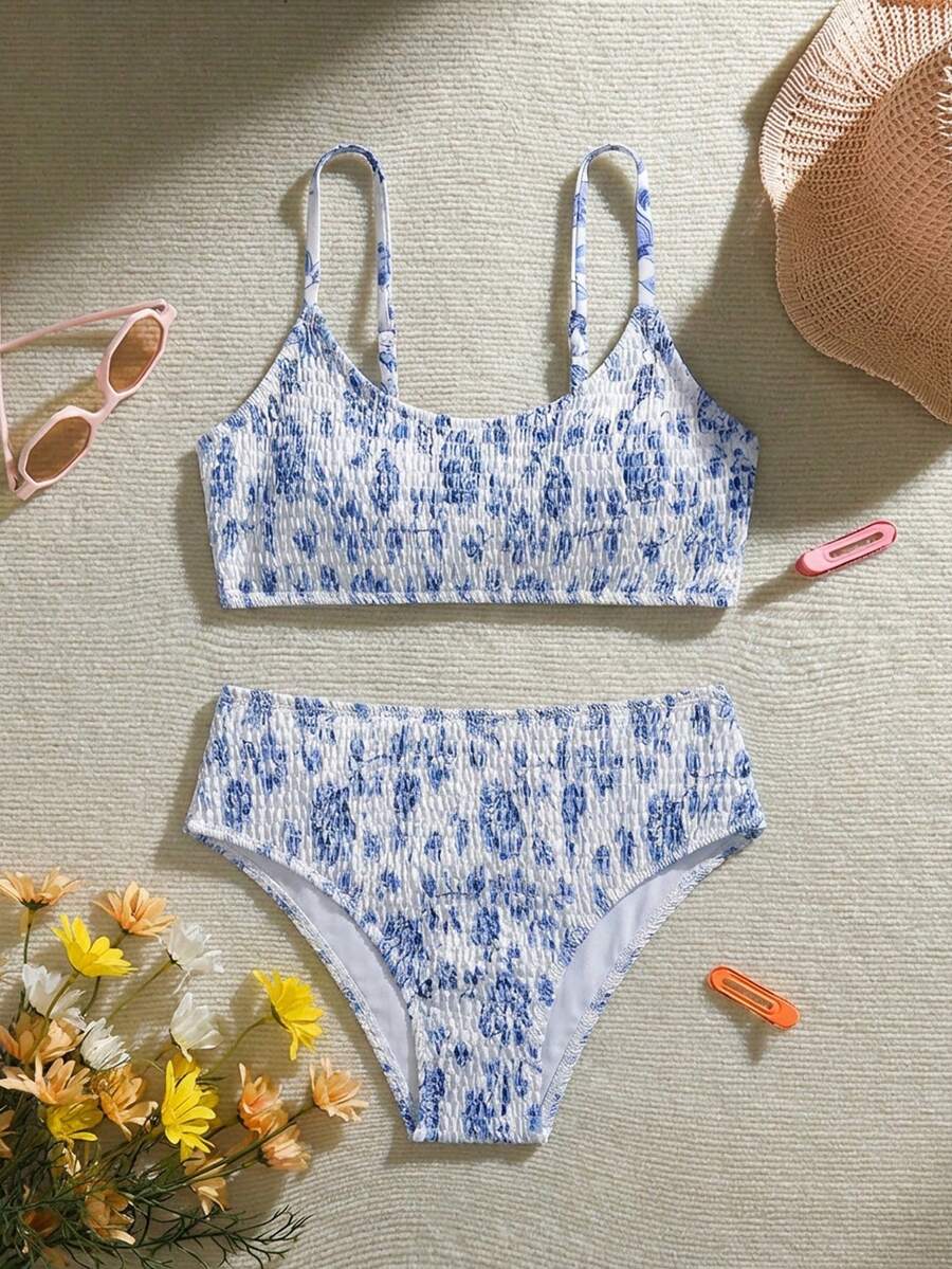 SHEIN 少女两件套比基尼，可爱针织蓝色碎花三角泳裤，时尚设计，端庄休闲，适合海滩、游泳、度假、夏季穿着。少女高腰泳衣两件套泳装，少女高腰泳衣套装，端庄比基尼套装，度假少女两件套泳装，两件套比基尼套装，全包臀夏季两件套，青少年泳衣两件套。