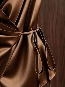 Franclia 纯色缎面V领缎面裹身系带珍珠吊带背心，适合夏季穿着、夏季度假穿着、夏季上衣、女士情人节服装、情人节、派对上衣、女士优雅上衣、女士度假服装、闪亮上衣、女士优雅背心、女士狂欢节服装、女士沙滩装、女士度假服装、无袖上衣。 - 棕色 - 查看 6