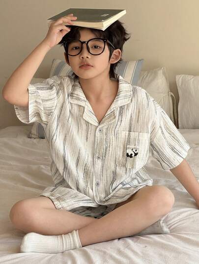 Dazy Kids Bộ đồ ngủ mùa hè cho bé trai, gồm áo tay ngắn và quần short in họa tiết toàn thân, cài cúc phía trước.