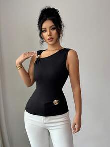 SHEIN Raffinéa Top canotta basic aderente da donna, con design di fibbia a spalla e spilla a forma di lumaca, top sexy e chic per donne - nero - Visualizzare 6