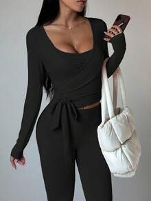 Sovereign Charm 三件套女士运动套装，包括抽绳长袖T恤、前褶吊带背心和高腰喇叭运动裤，适合日常休闲穿着、跑步、瑜伽、健身、网球等各种运动，四季皆宜。 - 黑色 - 查看 2