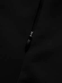 GlowEve CURVE بلوزر أنيق بياقة مستديرة بدون أكمام، قصة غير متماثلة مع أزرار، تصميم بسيط للمقاسات الكبيرة - الأسود - مشاهدة 5