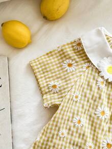 SHEIN Vintaside Kids 2件套女婴幼儿新生儿春夏优雅公主风白色和黄色彼得潘领雏菊格纹荷叶边衬衫+短裤套装 - 黃色 - 查看 6