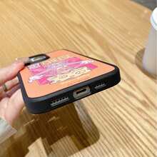 TOM & JERRY X SHEIN 这款卡通猫鼠图案二合一手机壳采用TPU+PC材质，兼具防震磨砂质感和皮革纹理，可有效防止手汗。精致的心形图案能有效保护您的苹果14/15和16/17 Pro Max手机。 - 彩色 - 查看 6