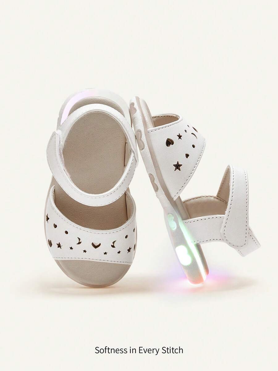 Cozy Pixies 一双女婴夏季白色凉鞋，幼儿鞋，星月爱心镂空露趾软底公主鞋，发光鞋，趣味可爱图案 - 白色 - 查看 1