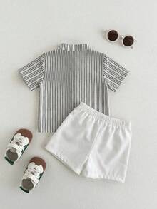 SHEIN Playful Pals 2件套婴幼儿服装，男女宝宝通用，适合6个月至3岁，黑白条纹小熊印花短袖上衣+松紧腰纯白色短裤，休闲夏季套装 - 黑色 - 查看 2