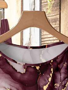 SHEIN Clasi Koszula damska w minimalistycznym stylu casualowym w fioletowo-czerwonym kolorze z imitacją folii, abstrakcyjny kwiatowy wzór, z wiązaniem i luźnymi, prostymi spodniami, dwuczęściowy komplet, odpowiedni na jesień/zimę, w stylu vintage - Wielokolorowe - Zobacz 5