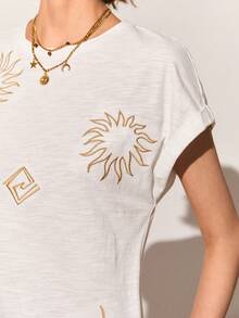 Poéselle 女士白色纯棉T恤，饰有金色刺绣太阳图案，宽松版型，白色上衣，可爱夏季上衣，外出上衣，优雅休闲，适合度假、海滩、春夏穿着。 - 白色 - 查看 4