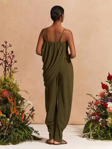 Zivah 2026春夏新款音乐节、复活节、圣帕特里克节、情人节、约会、西部风、游牧风、生日派对、毕业典礼、大学、波西米亚风、通勤、早午餐、机场、派对服装，吊带褶皱上衣口袋设计胡萝卜裤亚麻绿两件套 - 軍綠色 - 查看 2