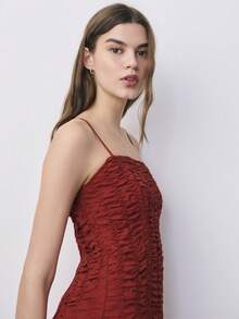 Nöista Đầm midi màu đỏ với phần thân trên ôm sát xếp ly, dây đeo mảnh tinh tế và chân váy xòe bồng bềnh tạo nên dáng vẻ mềm mại, nữ tính. Nhẹ nhàng và thoáng khí, hoàn hảo cho mùa hè và mùa xuân. Lý tưởng cho trang phục lễ Phục sinh, trang phục dự tiệc, trang phục dự đám cưới, trang phục đi nghỉ mát và trang phục thanh lịch từ ban ngày đến ban đêm. - Rỉ Nâu - Xem 10