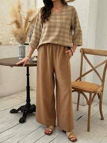 Vivie Lora 两件套女士格子宽松V领上衣和裤子套装 - 卡其色 - 查看 2