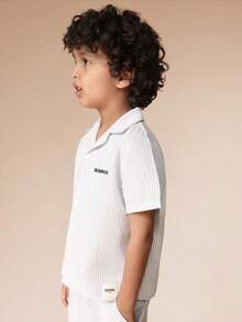 SUMWON 男童短袖衬衫和裤子套装，竖条纹图案，翻领上衣搭配同款裤子，休闲夏季两件套 - 淺藍色 - 查看 5