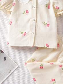 SHEIN 女宝宝可爱休闲夏季度假百搭杏色碎花图案彼得潘领上衣和裤子家居服套装 - 米色 - 查看 6