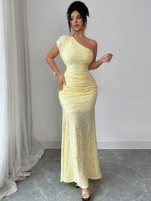 Modelyn Gaun Rajut Bertekstur dengan Bahu Asimetris Warna Kuning Pucat - Kuning muda - View 6