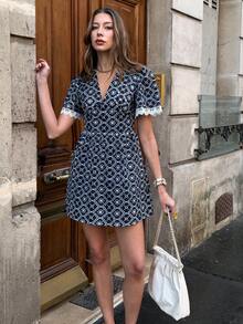 SHEIN PariChic 藏蓝色底白色刺绣深V领喇叭袖荷叶边腰带度假风短连衣裙，夏季款 - 藍白色 - 查看 5