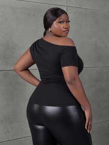 CurvyTilda Plus Asymmetrical Neck Ruched Tee, For Hourglass Body Shape - Black - View 2