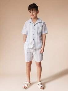 SUMWON 男童条纹纽扣衬衫短裤套装，采用纹理面料，胸前带口袋，休闲度假风 - 淺藍色 - 查看 1