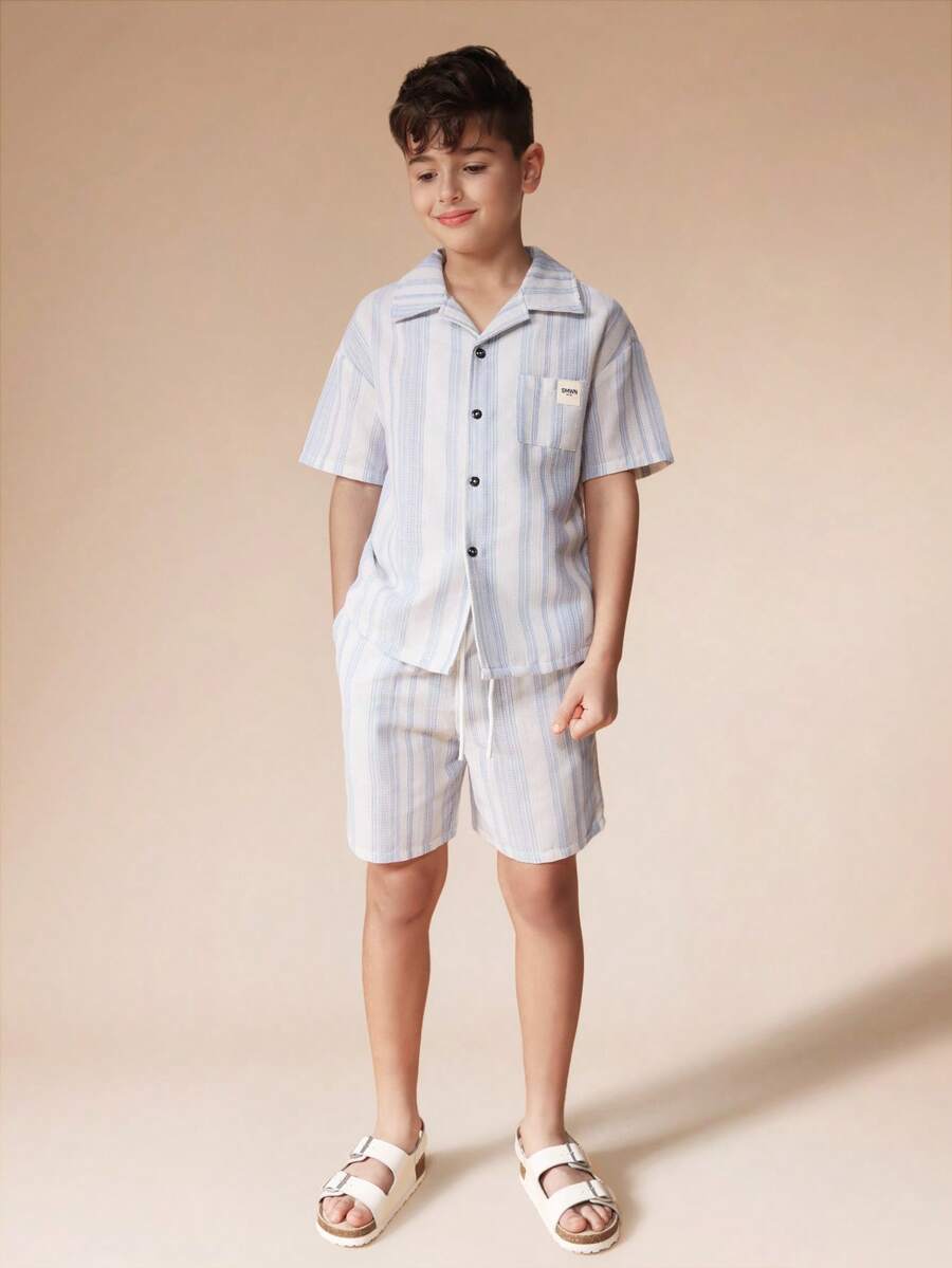 SUMWON 男童条纹纽扣衬衫短裤套装，采用纹理面料，胸前带口袋，休闲度假风 - 淺藍色 - 查看 1