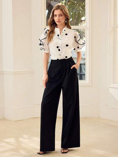 MOTF PREMIUM Camisa con mangas abullonadas, cuello con ribete de contraste, y volantes con estampado de lunares suizos en blanco y negro