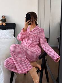 Bộ đồ ngủ gồm áo khoác cardigan cổ bẻ kẻ caro có họa tiết bong bóng và quần dài. - Nhiều màu - Xem 3