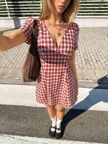 MainGRL Đầm mini kẻ caro đỏ kiểu retro mới 2026SS dành cho nữ, màu đỏ tía, gợi cảm, cổ chữ V sâu, tay phồng, cài cúc phía trước, dáng chữ A. - Màu Đỏ Sâu - Xem 6