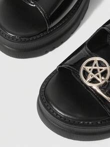 ROMWE Grunge Punk Giày sandal quai ngang phong cách Punk Rock Châu Âu & Mỹ dành cho nữ, khóa kim loại, sandal hở mũi kiểu La Mã, sandal đế xuồng phong cách Gothic cho kỳ nghỉ hè, Halloween. - Da sáng màu đen - Xem 5