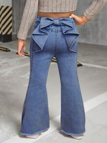 SHEIN Pantalones acampanados de mezclilla azul con cintura elástica y decoración de moño para niña - Azul lavado medio - Ver 4