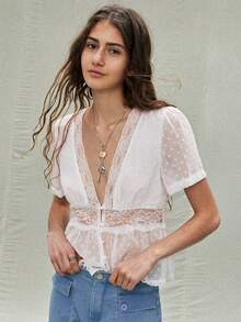 SoleilVie 2026春夏新款雪纺衬衫，柔软亲肤面料，精致纽扣门襟，短袖饰以蕾丝花边，领口、门襟、腰部和下摆均饰有蕾丝花边，白色内衬，法式收腰设计，优雅浪漫，适合工作和度假穿着，女士春夏新款衬衫 - 白色 - 查看 4