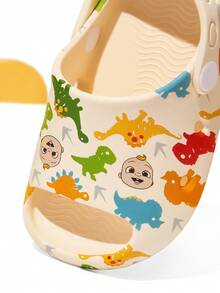CoComelon X SHEIN 可爱卡通儿童拖鞋，适合幼儿和儿童，速干、轻便、耐用的EVA材质，男女通用，适合在家、浴室、游乐场、游泳池、海滩等室内外穿着。 - 杏色 - 查看 2