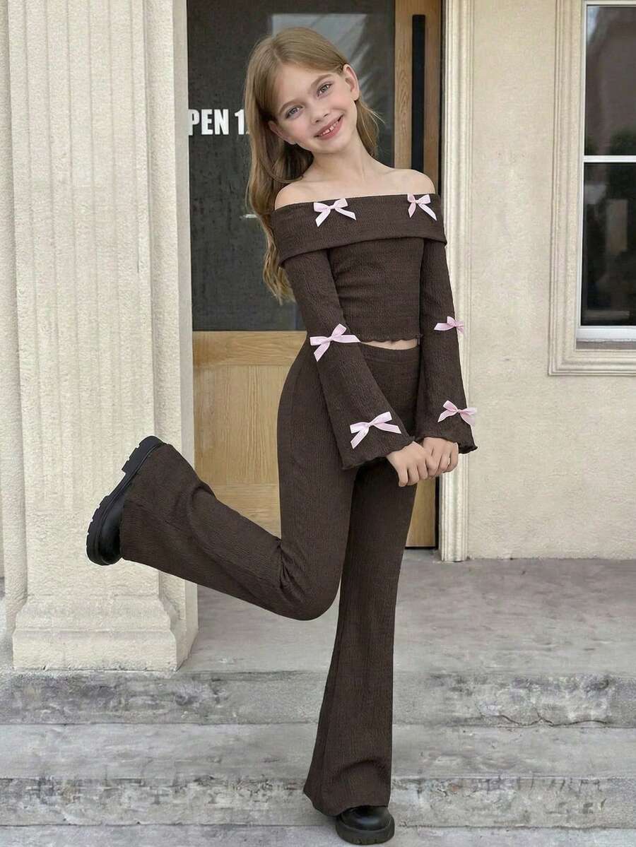 SHEIN Serisse Kids 女童优雅撞色蝴蝶结装饰纹理面料粉色蝴蝶结点缀露肩喇叭袖长袖T恤和棕色喇叭裤两件套 - 棕色 - 查看 1
