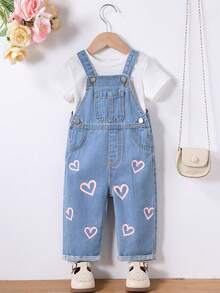 SHEIN Playful Pals 女婴牛仔背带裤，心形图案，复古可爱粉色心形印花，学院风，休闲简约百搭套装，幼儿牛仔背带裤 - 淺色水洗藍 - 查看 3