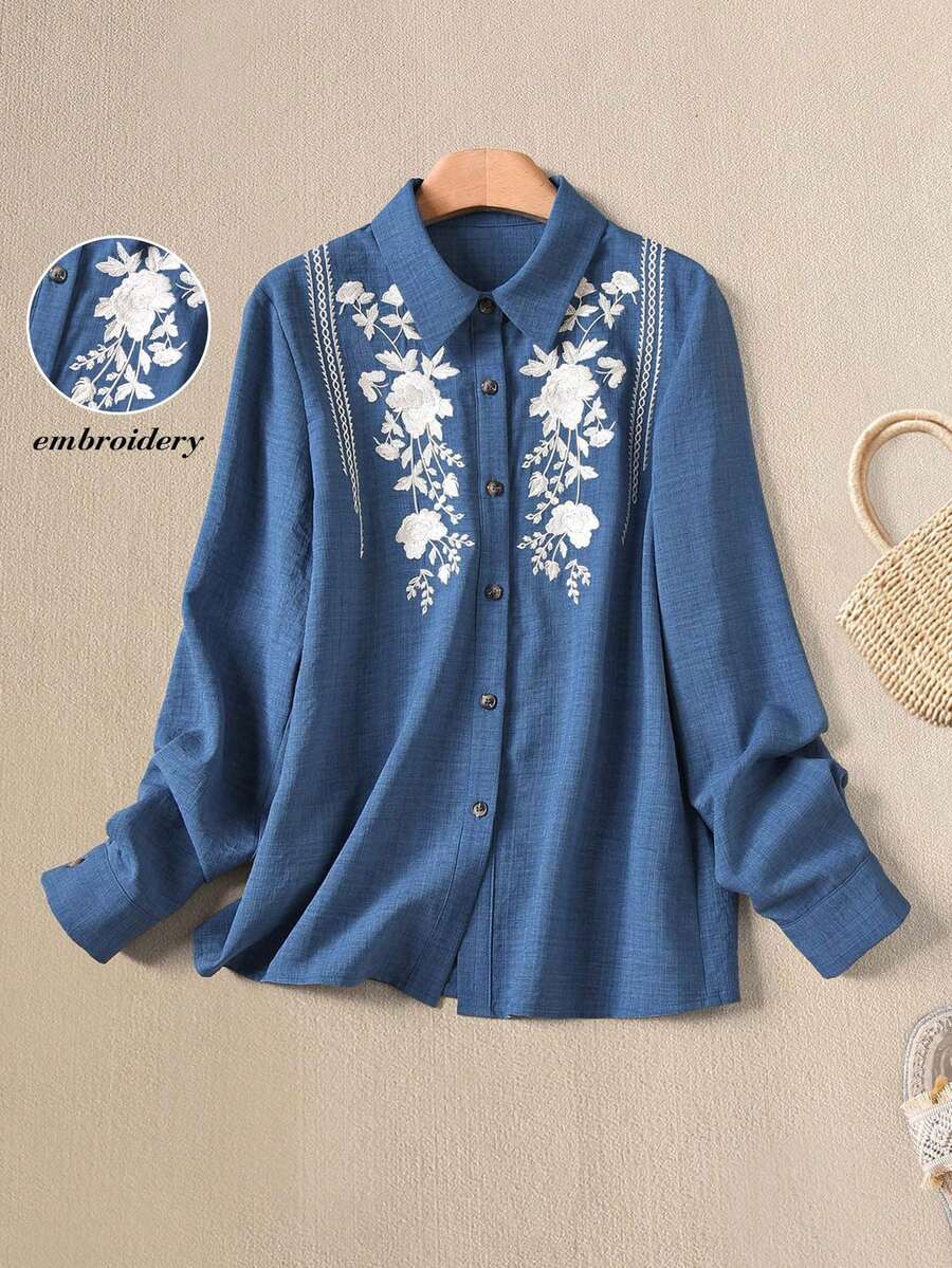 Rusticease 女士休闲花卉刺绣纽扣衬衫 天蓝色长袖翻领衬衫,饰有白色花卉刺绣和纽扣 新年女士优雅女式衬衫 女士休闲衬衫 蓝色刺绣衬衫 女士衬衫 长袖花卉刺绣衬衫 蓝色图案衬衫 蓝色上衣 蓝色衬衫 外出上衣 夏季上衣 波西米亚风衬衫 女士优雅女式衬衫 刺绣蓝色衬衫 - 藍色 - 查看 1