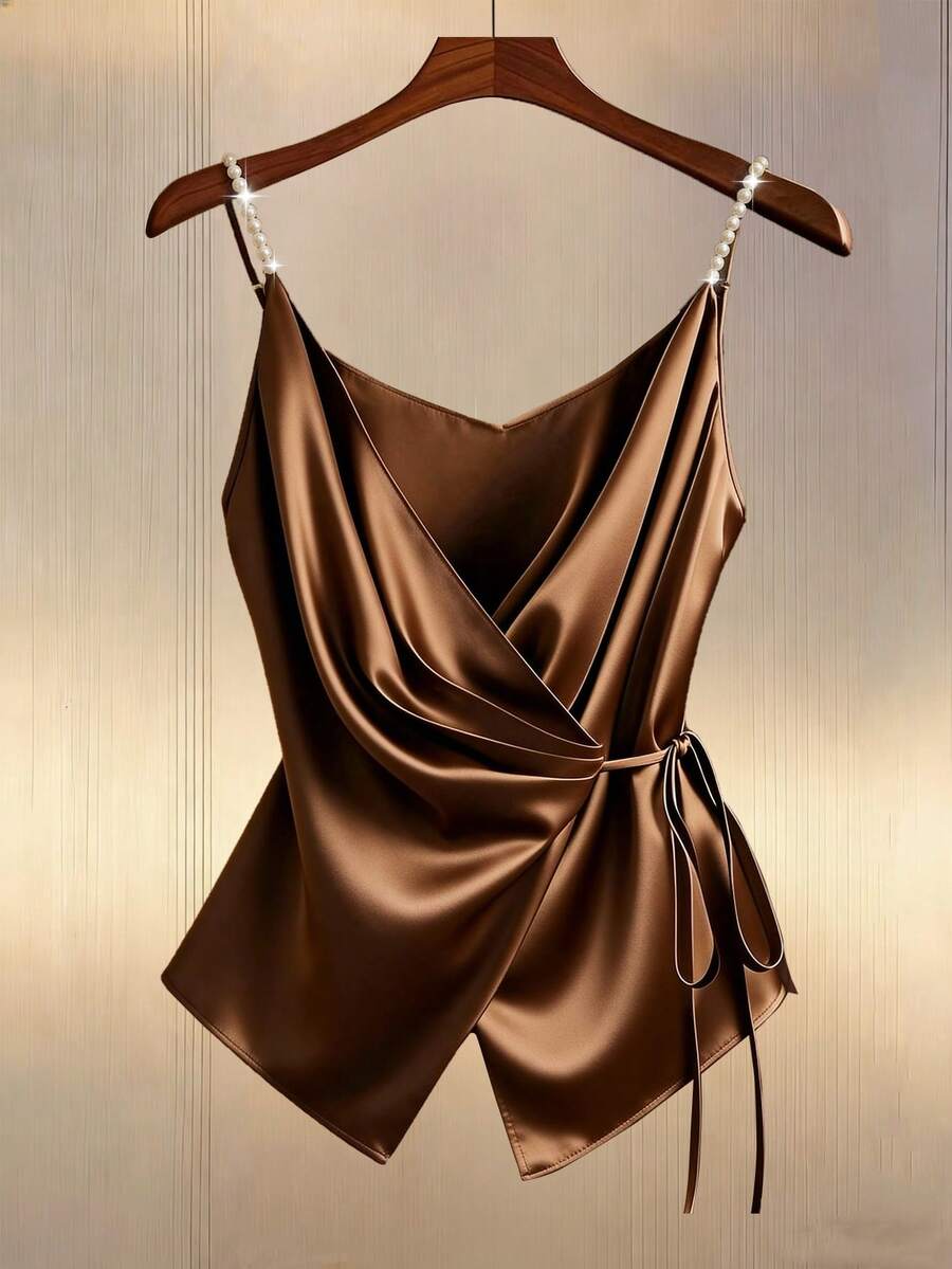 Franclia 纯色缎面V领缎面裹身系带珍珠吊带背心，适合夏季穿着、夏季度假穿着、夏季上衣、女士情人节服装、情人节、派对上衣、女士优雅上衣、女士度假服装、闪亮上衣、女士优雅背心、女士狂欢节服装、女士沙滩装、女士度假服装、无袖上衣。 - 棕色 - 查看 1