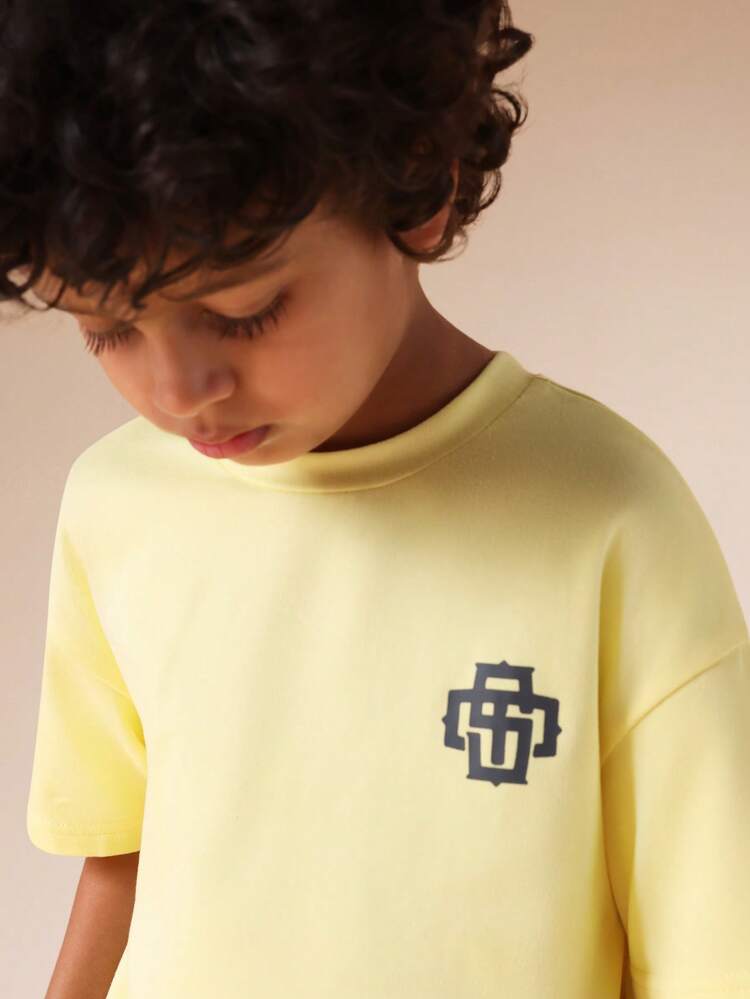 ロゴ入りTシャツとショーツのセット