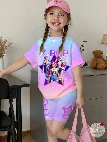 Set de 2 piezas de camiseta de manga corta casual y dulce + pantalones cortos ajustados para niñas jóvenes, pantalones cortos ajustados con estampado de galaxia morada y azul + metalizado en inglés, adecuado para ropa de niñas jóvenes en primavera/verano, camiseta con estampado de galaxia morada y azul con diseño de estrella y banda en inglés para el verano, no solo con un excelente rendimiento de uso, sino también con un diseño audaz de letras en inglés, agregando suavidad y una sensación amigable con la piel. Simple pero de moda, haciendo que los niños brillen en primavera y verano