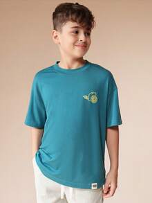 SUMWON 青色涂鸦印花T恤搭配条纹直筒裤套装，适合夏季休闲度假 - 綠色 - 查看 3