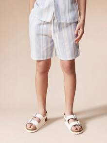 SUMWON 男童条纹纽扣衬衫短裤套装，采用纹理面料，胸前带口袋，休闲度假风 - 淺藍色 - 查看 4
