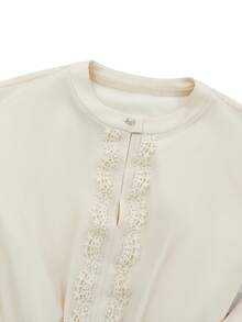 GlowEve Áo kiểu nữ thanh lịch, sang trọng, dáng thường ngày, cổ tròn, cài khuy ngọc trai phía trước, xẻ tà, viền hoa, vai thường, vạt bèo nhún, hàng mới về Xuân/Hè 2026. - Màu be - Xem 8