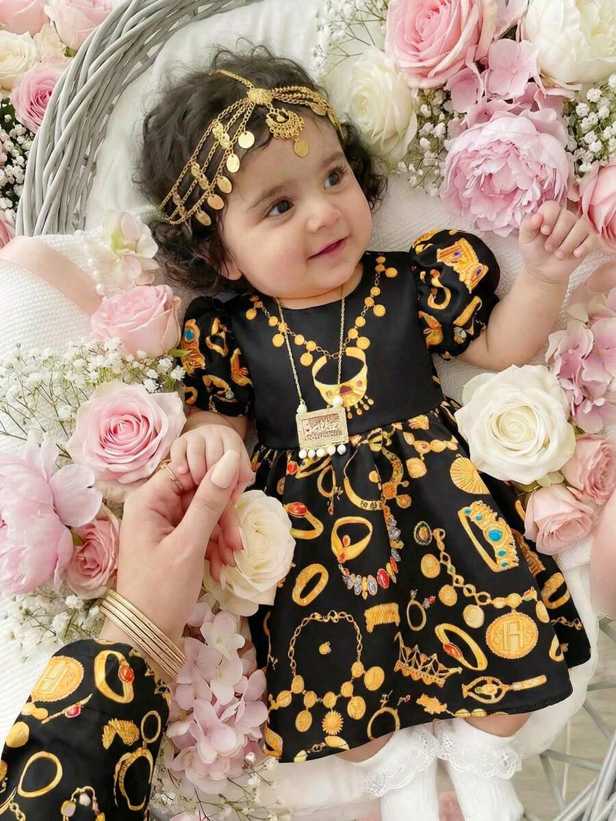 SHEIN Vestido elegante e sofisticado para bebê menina com estampa gráfica preta e mangas curtas, vestido formal com estampa floral patchwork, mangas compridas, estilo árabe casual, para bebês meninas na primavera/verão, ideal para férias em família / Jalabiya para bebê menina. Vestido vintage vermelho com estampa floral miúda de rosas, mangas curtas e corte em A, com detalhes dourados, vestido com estampa floral miúda, para combinar com mãe, filha e irmãs. - Multicolorido - Ver 1