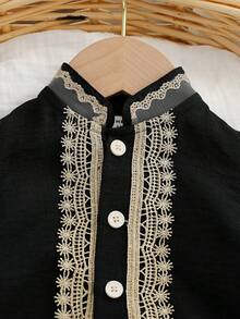 SHEIN 男婴黑色花卉蕾丝边连体衣，适合户外玩耍、舒适居家穿着、休闲运动和生日派对。 - 黑色 - 查看 4