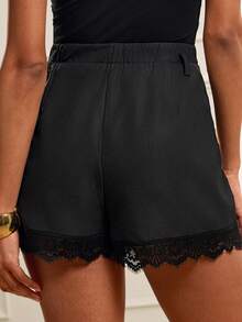 Lilora 女士优雅蕾丝拼接花卉短裤 - 黑色 - 查看 2
