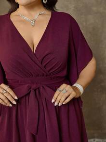 SHEIN Clasi 大码女式V领褶皱荷叶边下摆系带修身短袖迷你连衣裙，优雅百搭，适合日常、派对和约会穿着 - 中紫紅色 - 查看 3