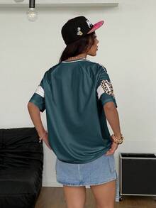 Coolane 女士春夏街头风 Y2K 豹纹数字图案足球球衣 V 领粉色 T 恤 - 墨綠色 - 查看 4